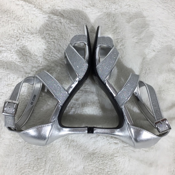 Dyeables Women's Amber Silver Sparkly Ankle Strap heels - Size 6B - Picture 4 of 7